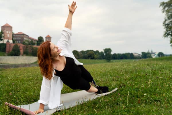 Frau macht Yoga im Park