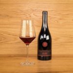 Pinot noir "Albi" Rotwein Flasche und eingeschenktes Glas