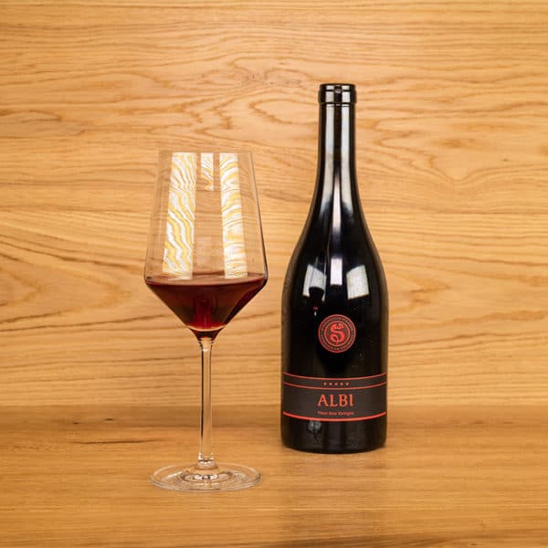 Pinot noir "Albi" Rotwein Flasche und eingeschenktes Glas