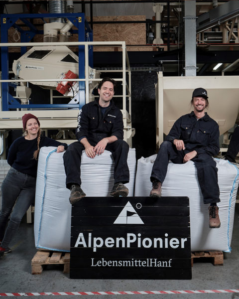 Das Alpenpionier-Team in ihrer Hanfschälanlage in Zizers GR
