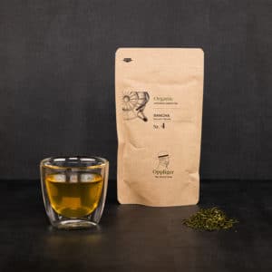 Bancha Verpackung mit Teeglas und Teeblättern