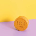 Body Butter geschlossene Verpackung auf farbigem Hintergrund