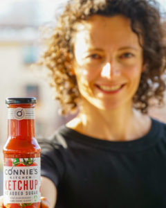 Connie von Connie's Kitchen mit Ketchup in der Hand