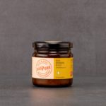Miso 12 Monate fermentiert im Glas vor grauem Hintergrund