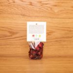 getrocknete Erdbeeren in durchsichtiger Verpackung von hinten fotografiert