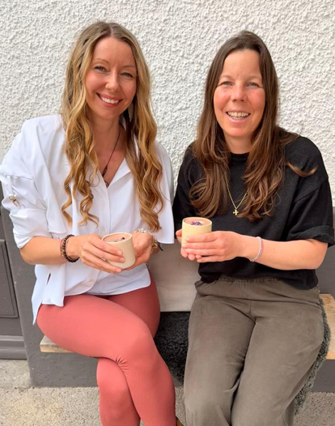 Katarina und Anita trinken zusammen Kakao und lachen