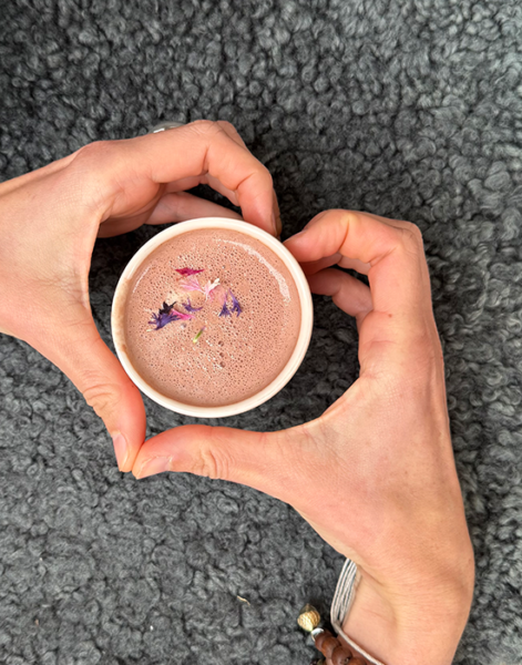 Kakao in der Tasse mit Händen