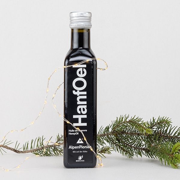 Hanföl mit Lichterkette und Tannenzweig