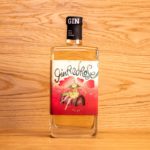 Gin Red Rose mit gezeichneter Etikette Mädchen auf Holzfass mit Rosenblättern als Haare