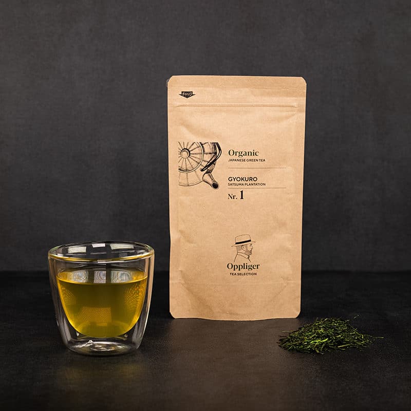 Gyokuro Grüntee Verpackung mit Teeblättern und Teeglas