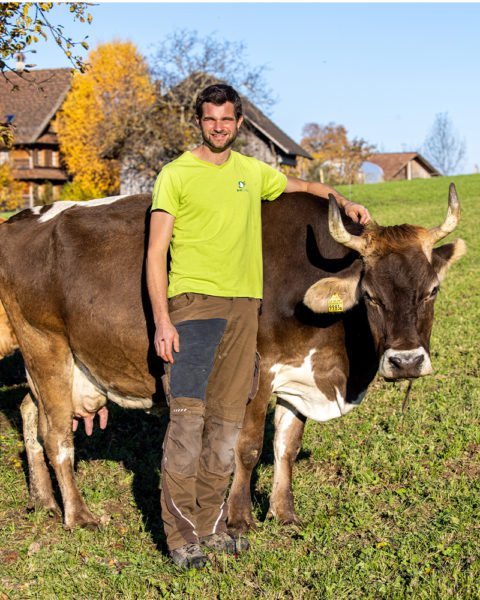 Adrian von Halterhus mit einer seiner Kühe