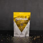Hanfnüsse Verpackung und verstreute Nüsse daneben