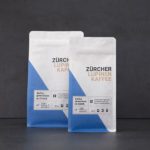 Lupinenkaffee grosse und kleine beisammen vor schwarzem Hintergrund