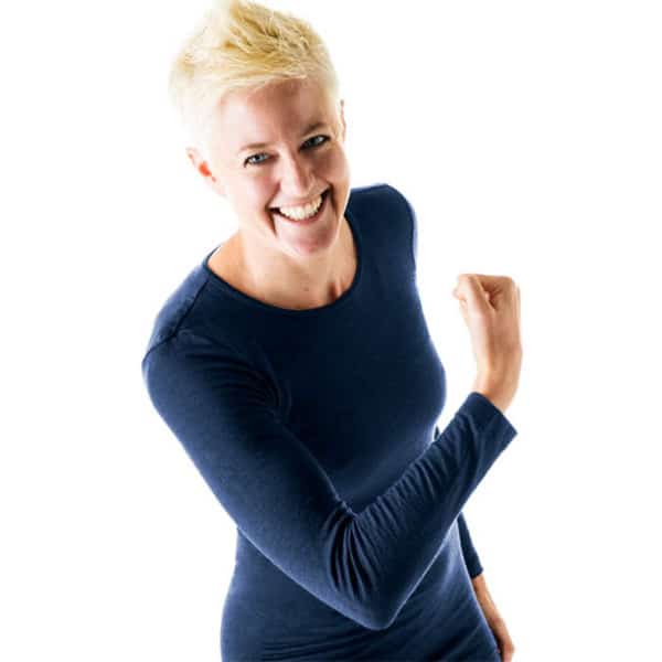 Blonde Frau lacht in blauem Merino Longsleeve Damen Shirt von Rotauf