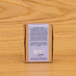 Hinterseite der Verpackung Rigi Seifen in der Variante Lavendel. Jedes Stück ein Unikat.