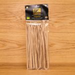 Pasta Paccheri Verpackung auf Holzhintergrund