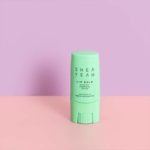 Lippen Balsam vor farbigem Hintergrund