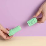 Lippen Balsam wird geöffnet mit zwei Händen