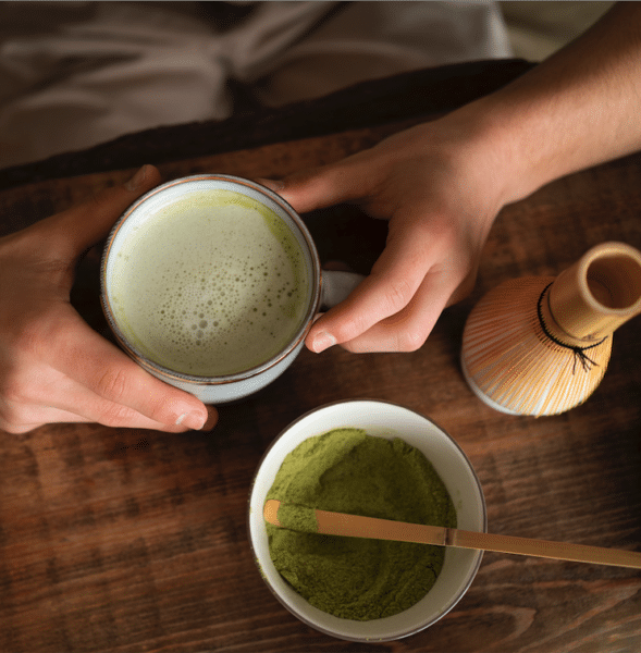 matcha in Tasse zubereitet mit Besen