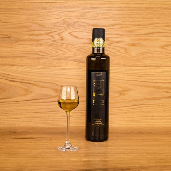 Demeter Olivenöl von Sequerciani in der Halbliter Flasche mit eingeschenktem Glas
