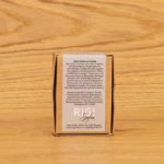 Hinterseite der Verpackung Rigi Seifen in der Variante Kräuter / Peeling. Jedes Stück ein Unikat.