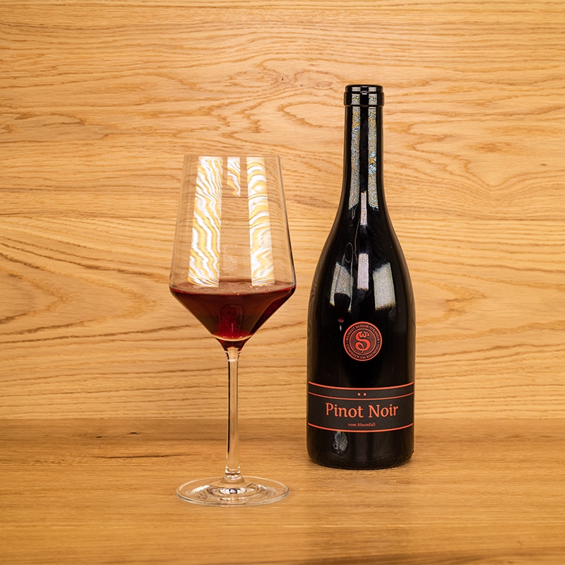 Pinot Noir Rotwein Flasche und eingeschenktes Glas