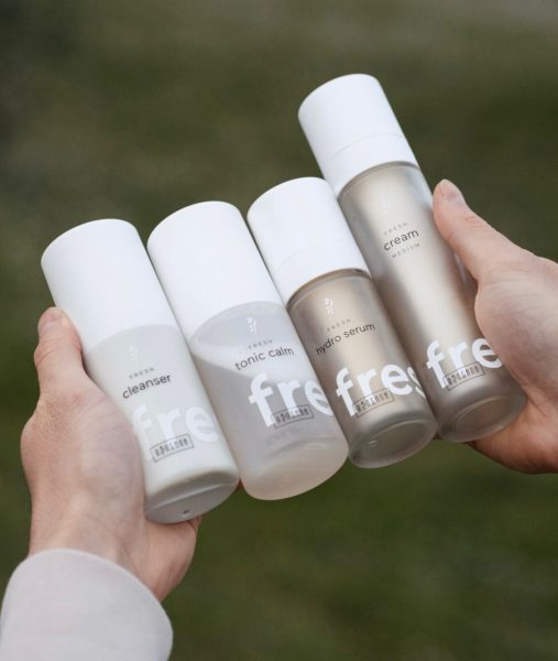 Frische Kosmetik vier Stück in Händen