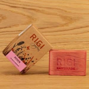 Verpackung der Rigi Seifen in der Variante Rosen. Die Verpackung ist an die rote Seife angelehnt. Auf der Seife ist RIGI HANDMADE eingeprägt.
