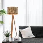 sehr dekorative Stehlampe aus gepresstem Heu mit Rosen im Wohnzimmer