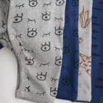 Viele Babystrampler aufeinander in Grossansicht
