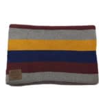 Gefaltete Babystrickdecke gestreift mit verschiedenen Farben und einem aufgenähten Lederetikett