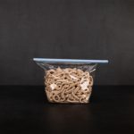langer Tuetenhueter verschliesst eine offene Packung Sequercelle