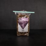 Mittelgrosser Tuetenhueter verschliesst eine offene Packung Hanfpasta