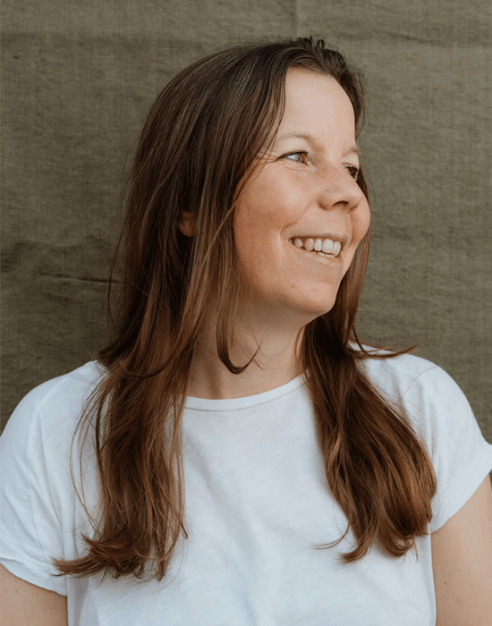Anita Portrait vor grünem Hintergrund