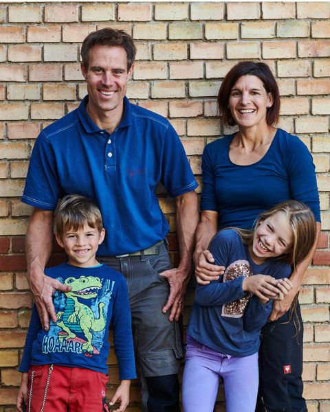 Weingut Besson-Strasser: Nadine und Cédric mit ihren Kindern
