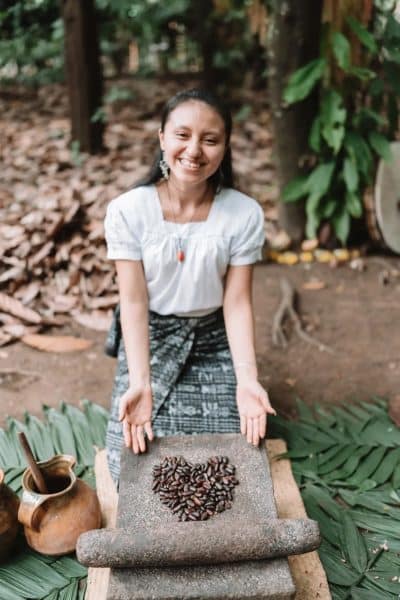 Bäuerin aus Guatemala mit Kakaobohnen